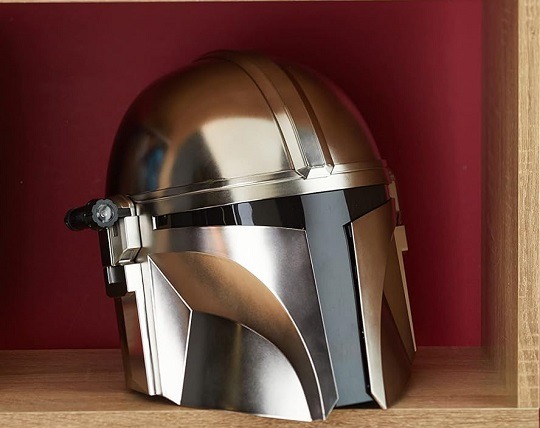 STAR WARS Mandalorian electronic helmet with LED detailing