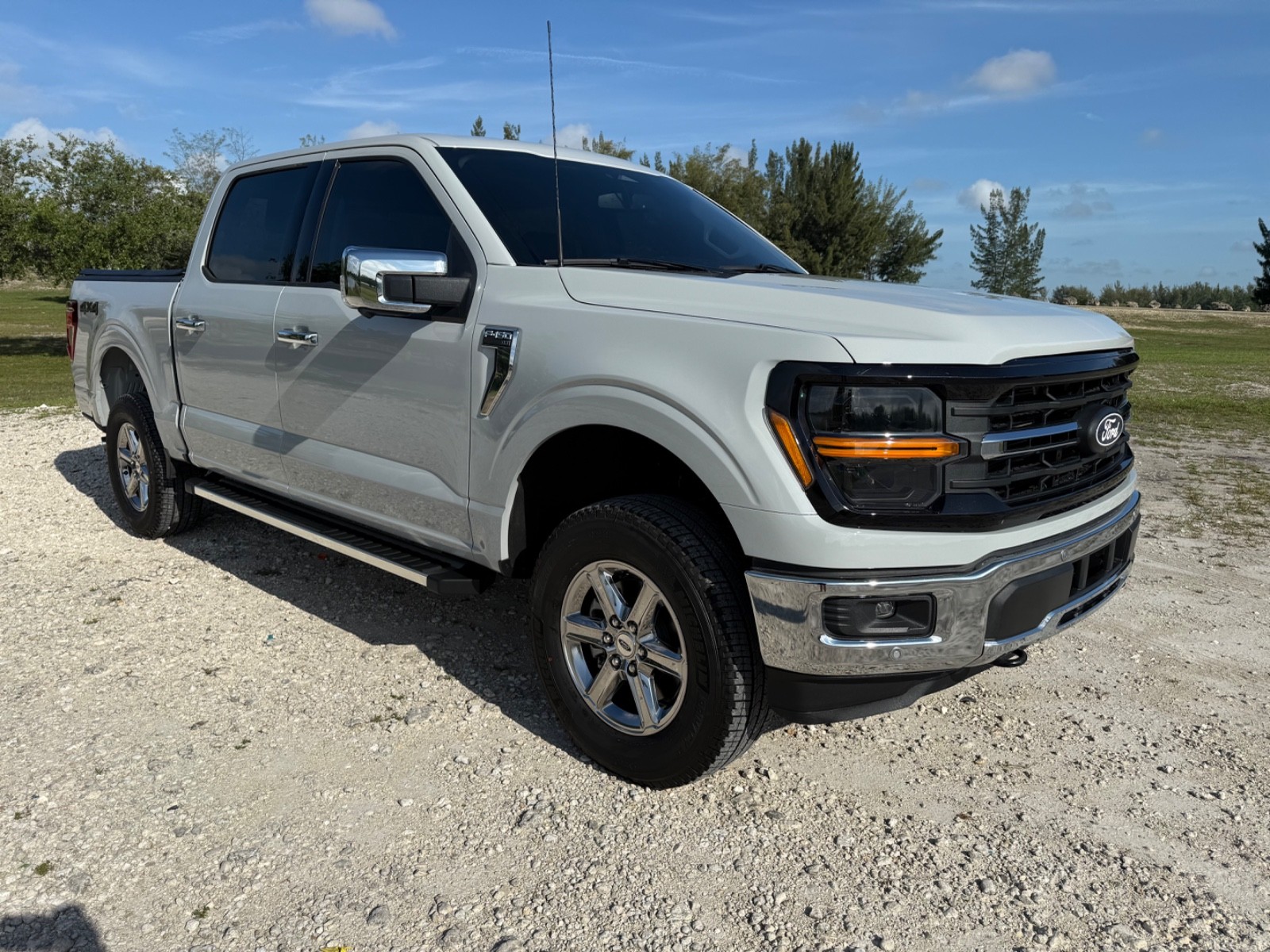 2024 Ford F-150 XLT SuperCrew Avalanche Grey Front View