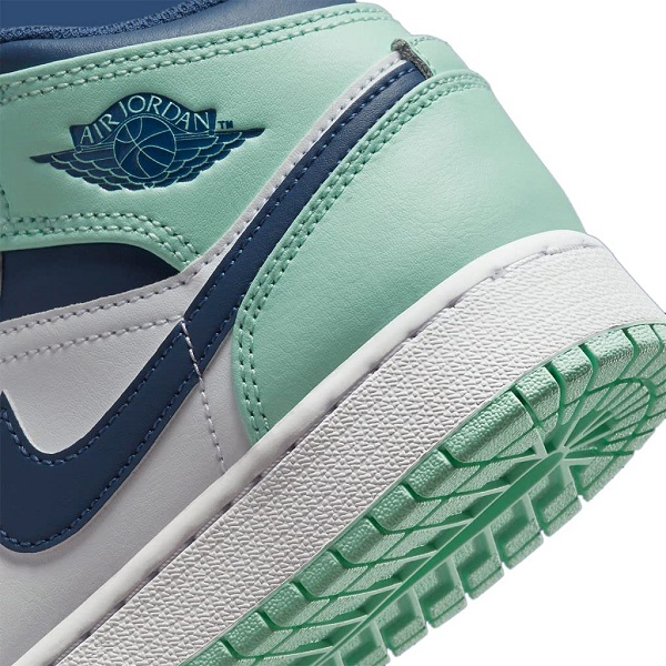 Nike Men's Gymnastics Track & Field Shoes - Action Shot on Track